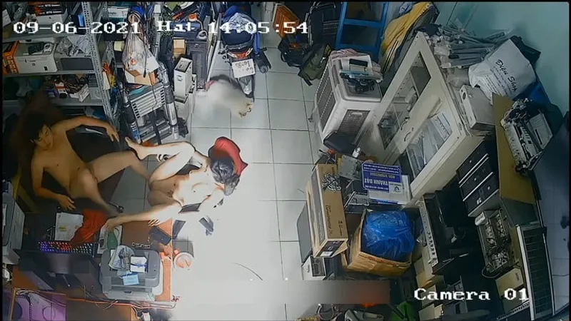 Người vợ ông xã quan hệ nhau trong của hàng máy tính