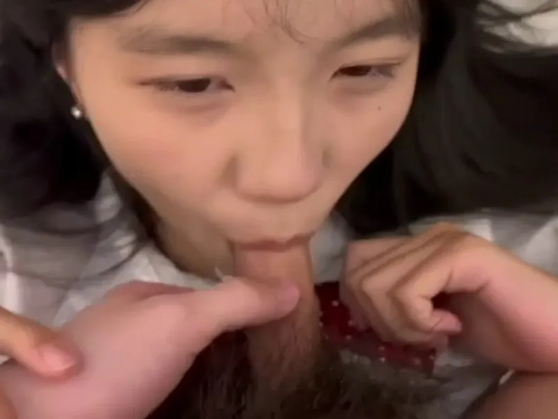 Em loli dễ thương liếm cục thịt biến em thành con em đĩ dam dang p2